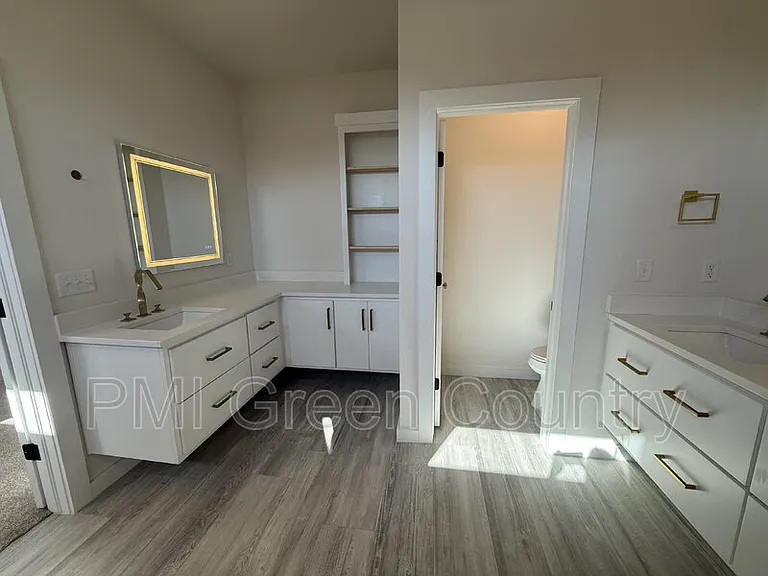 134 E Elgin St — Photo 13