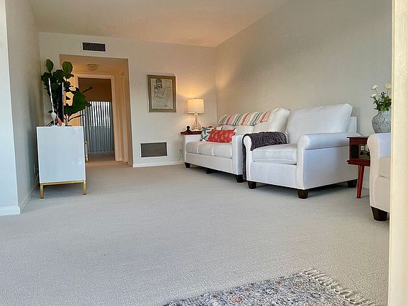 Entry/ living room 