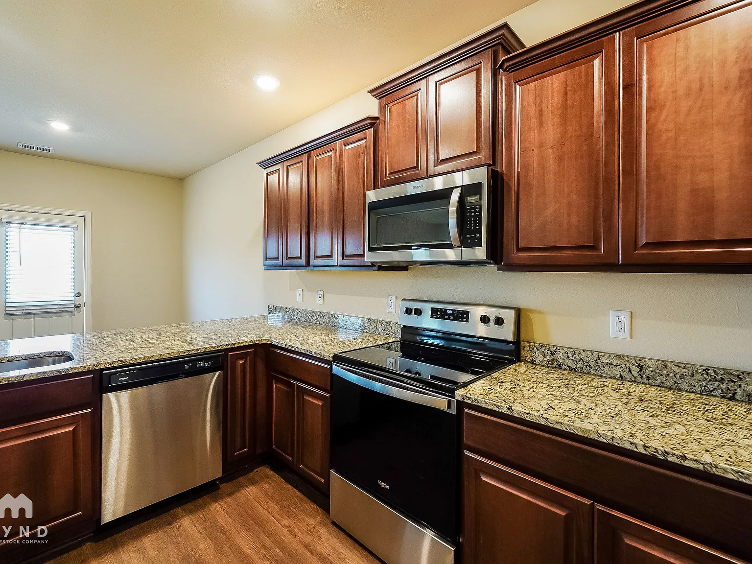 3 bed, 2.5 bath, 1689 sqft, $1,474 — Photo 2