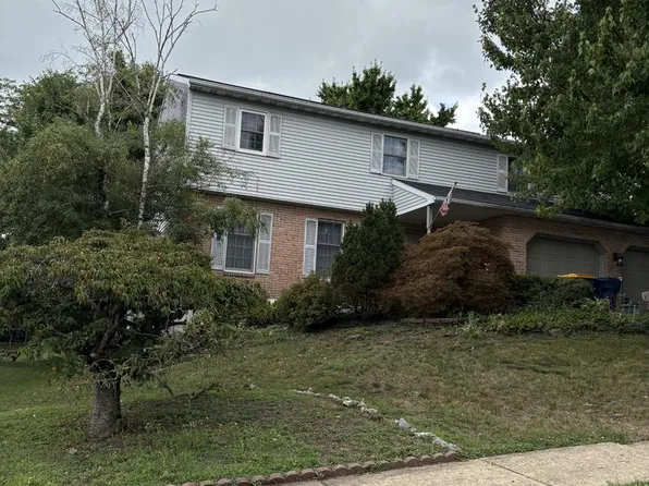 814 Ironstone Ln, Sinking Spring, PA 19608
