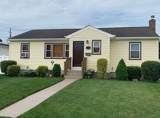 31 Riviera Pkwy, Lindenhurst, NY 11757