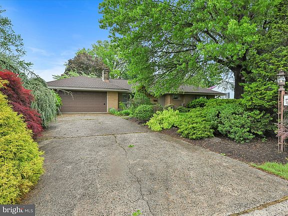 4th image of 34 Blossom Ln