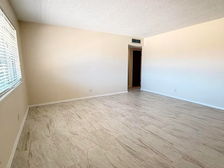 5726 Waycross Ave — Photo 3