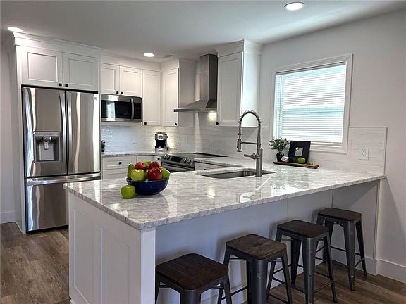 3rd image of 6995 Lakeside Pl