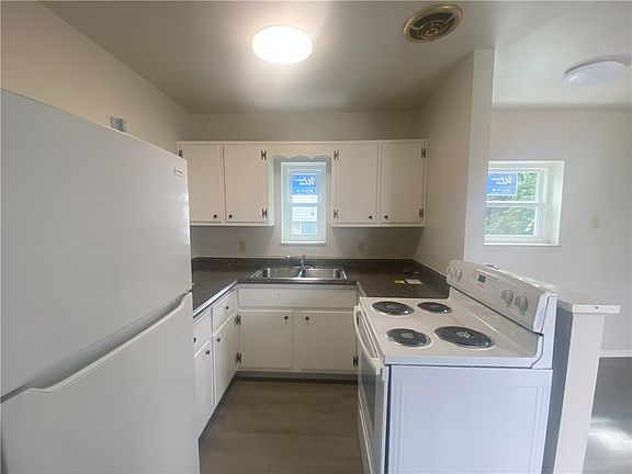 4th image of 319 S Spring St #D