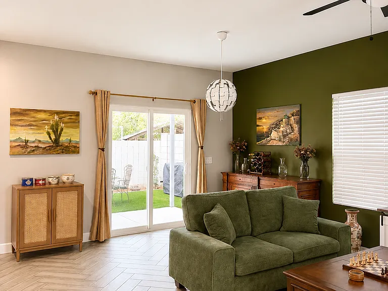 1006 E Odeum Ln — Photo 2