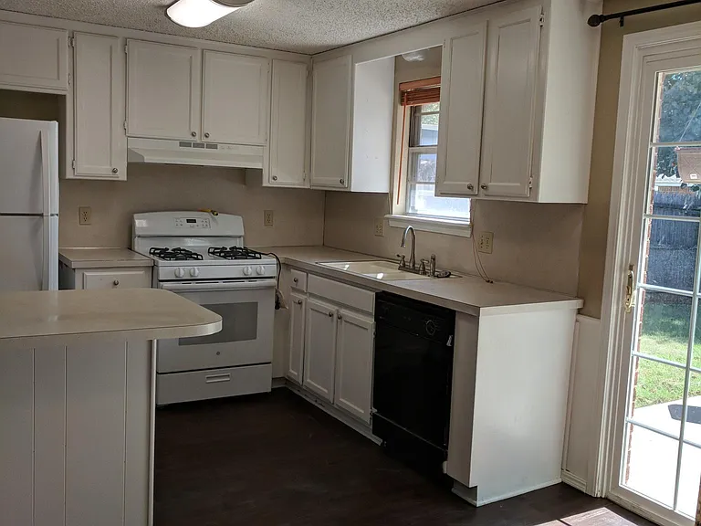 1112 Swan Lake Rd — Photo 4