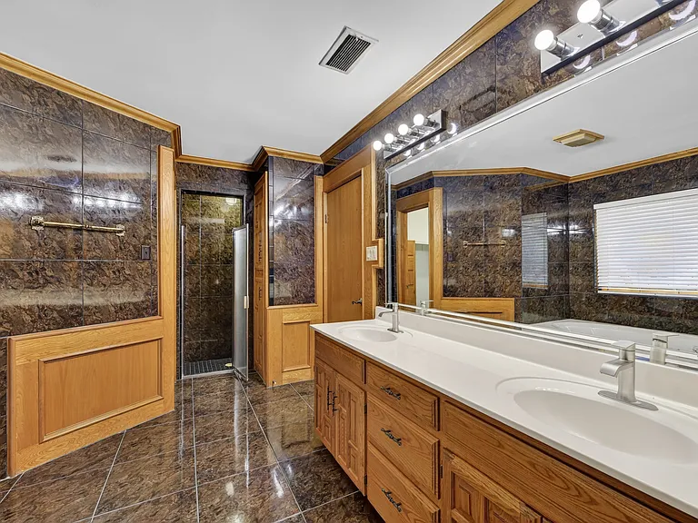 304 Bluebird Ave — Photo 11