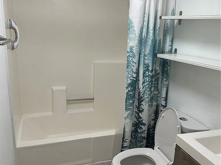 8731 S Gramercy Pl — Photo 3