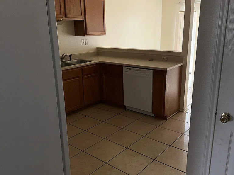 3303 Hereford Ln — Photo 3