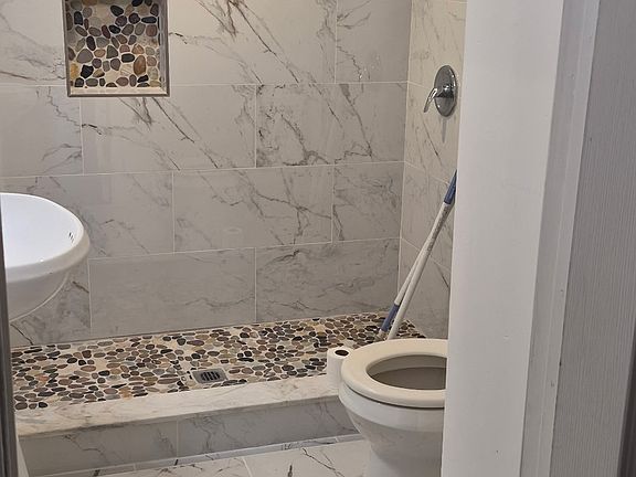 2nd image of 633-639 W 39th St #635