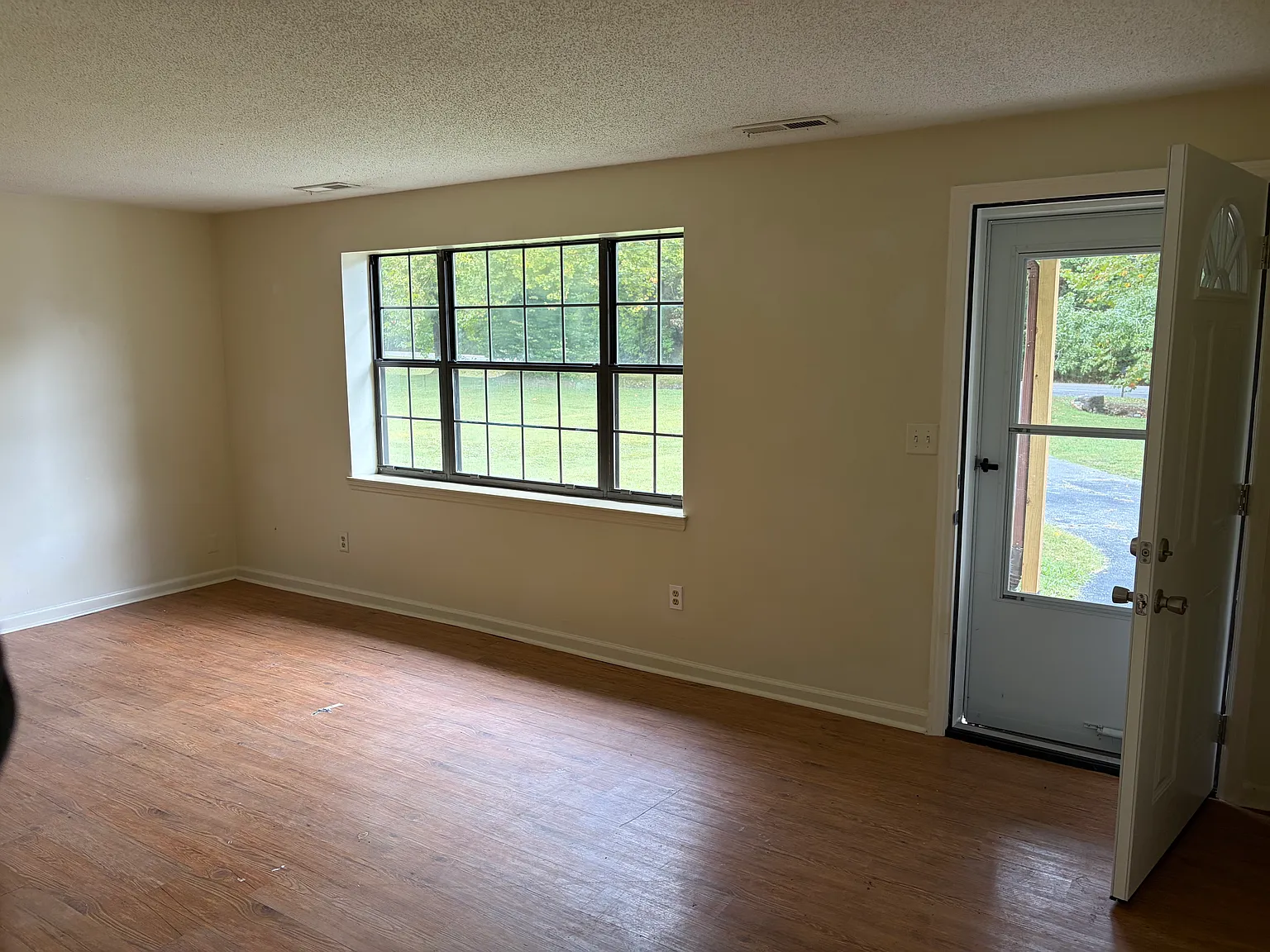 2 bed, 1.5 bath, 950 sqft, $1,800 — Photo 2