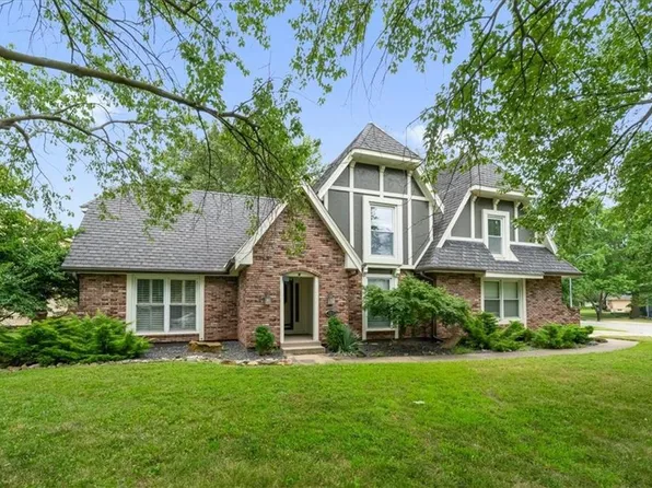 3617 NW Blue Jacket Dr, Lees Summit, MO 64064