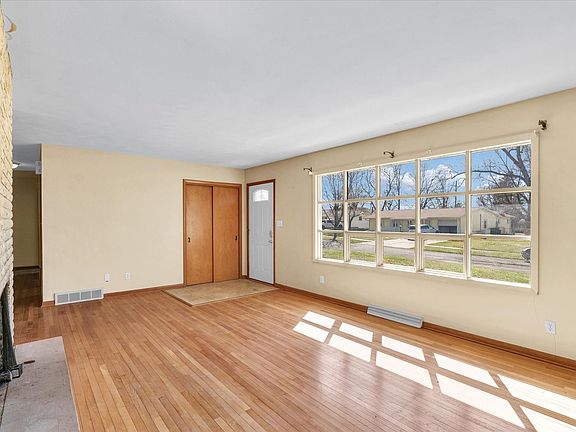 5th image of 220 Ivanhoe Way