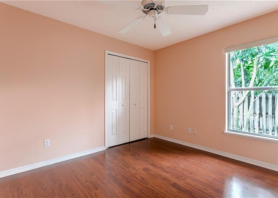 1st image of 484 Yorkshire Dr