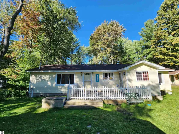 5611 E Shore Dr NE, Kalkaska, MI 49646