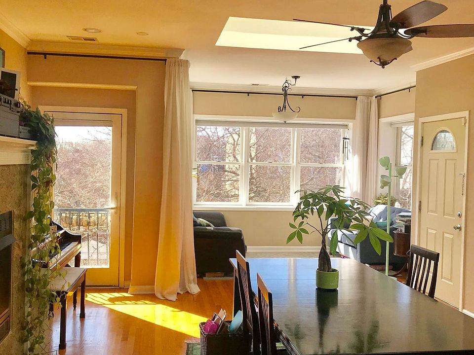 1st image of 1523 N Artesian Ave #3