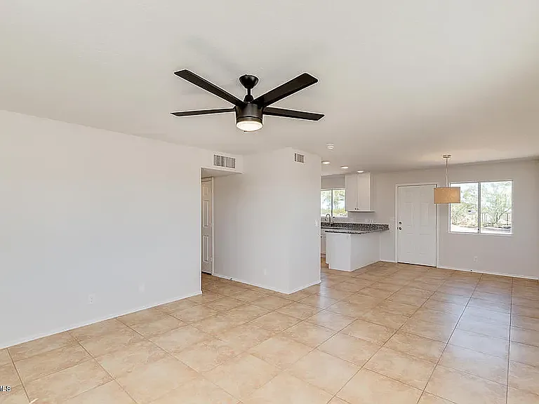 3 bed, 1165 sqft, $2,590 — Photo 2