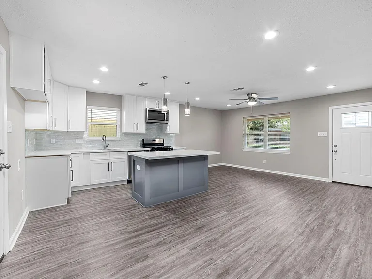 160 W Whitney St — Photo 11