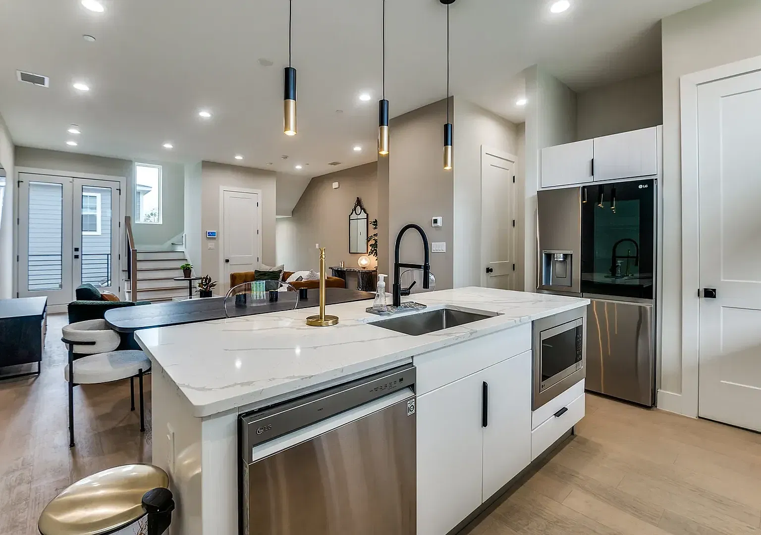 Fully Furnished, Modern Townhome-Style Condo in the Heart of East Dallas! — Photo 4