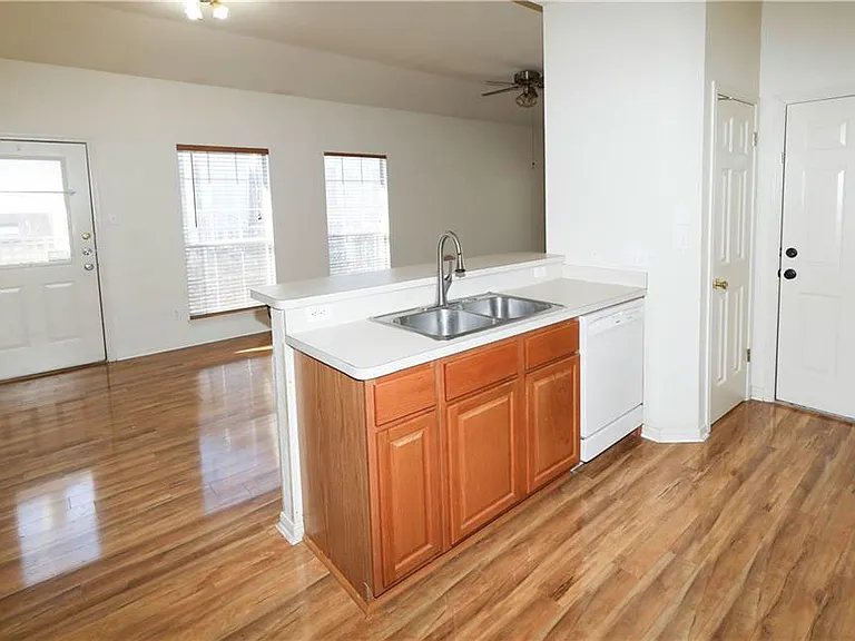 611 Zennia St #B — Photo 5