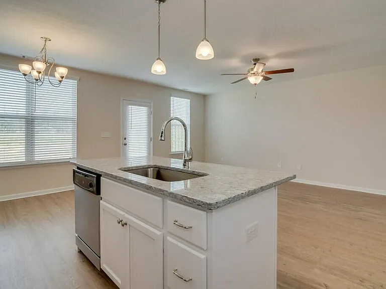 305 Norwich Dr — Photo 17