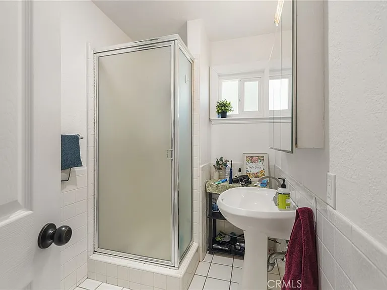 2358 Snowden Ave — Photo 27