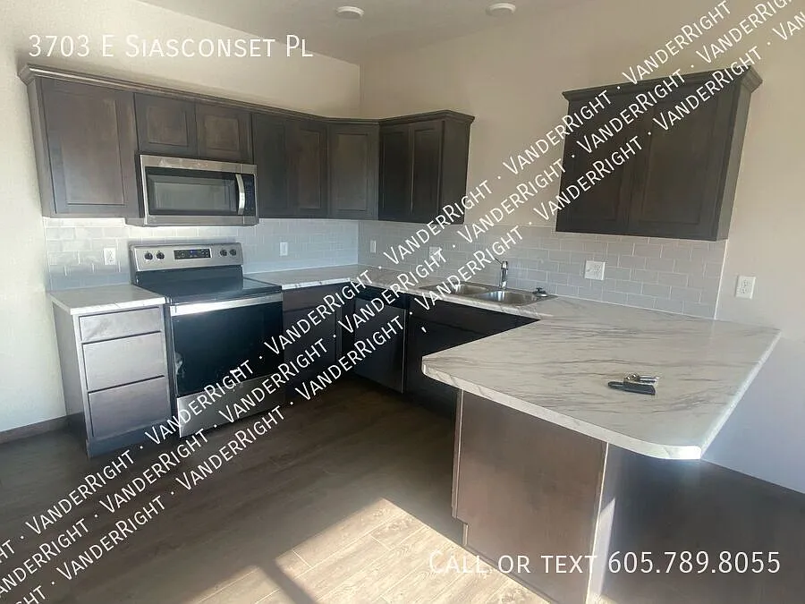 Gorgeous 4 Bedroom 3.5 Bathroom Townhome! — Photo 2