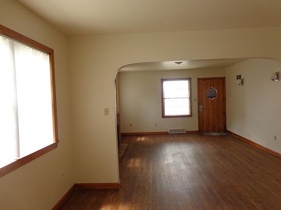 4th image of 229 W 12th St