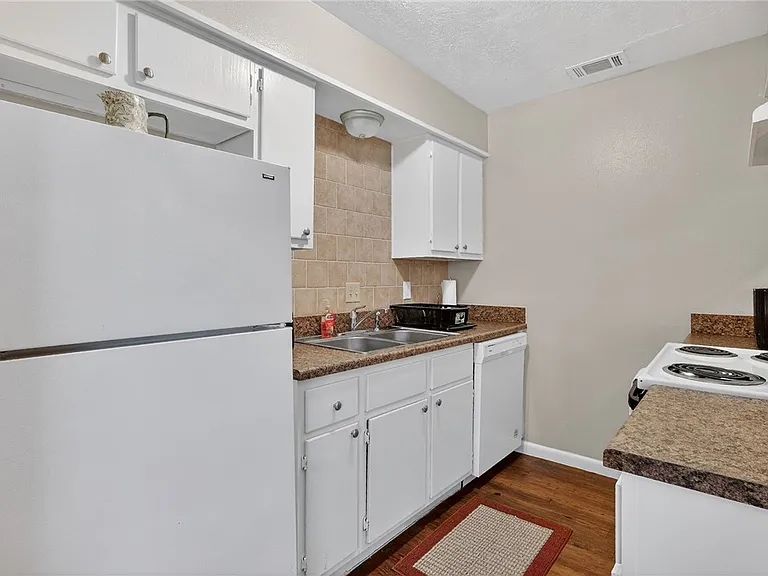 1400 Summit St #B — Photo 7