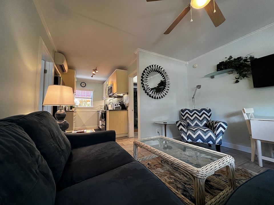 1st image of 208 10th Ave N #208