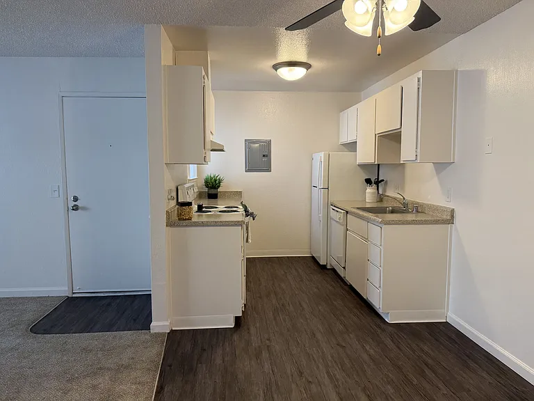 Shasta Terrace — Photo 14