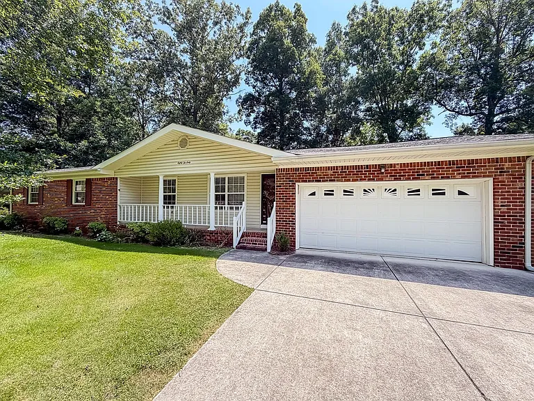 8260 Oxford Dr — Photo 4