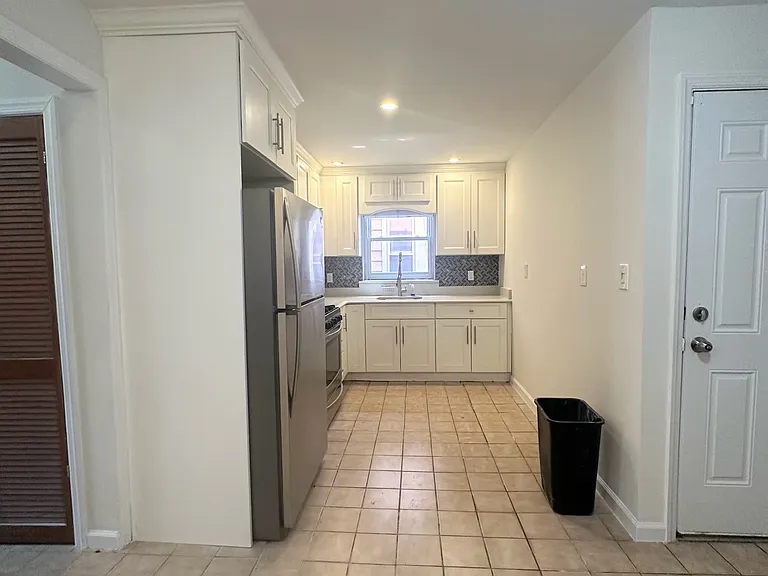 1012 Van Nest Ave #1 — Photo 9
