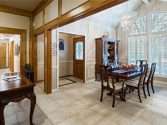 3rd image of 3038 Creekview Dr