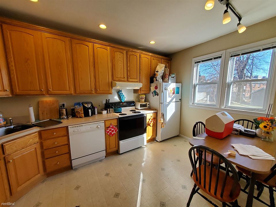 1st image of 35 Oak St Floor 1