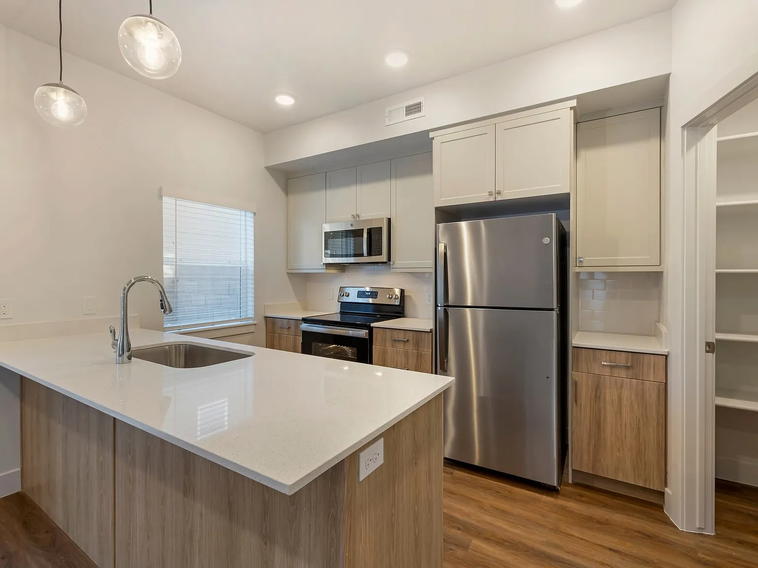 3 bed, 2.5 bath, 1425 sqft, $2,250 — Photo 3
