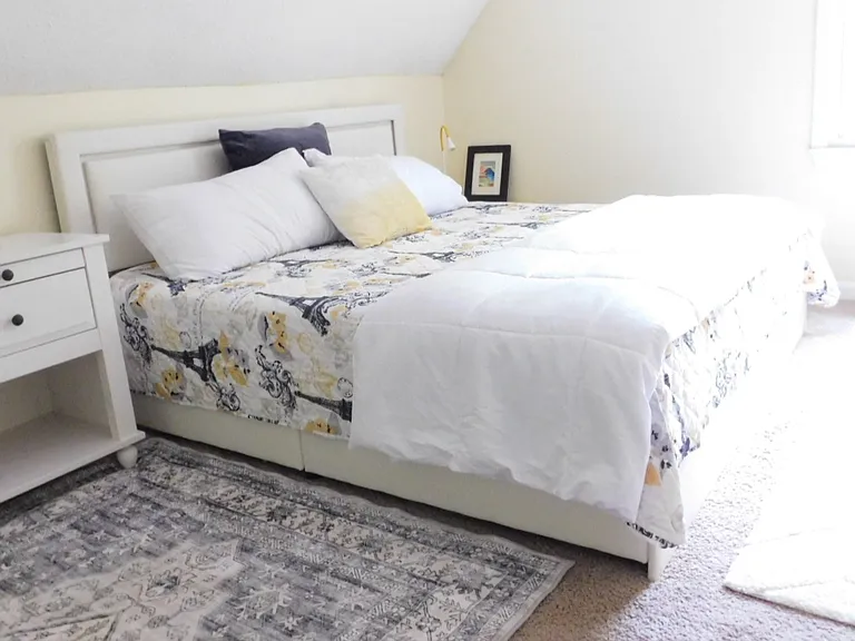 New king size bed, new mattress and new 100% cotton bedding in the second bedroom. Closet and wardrobe for storage