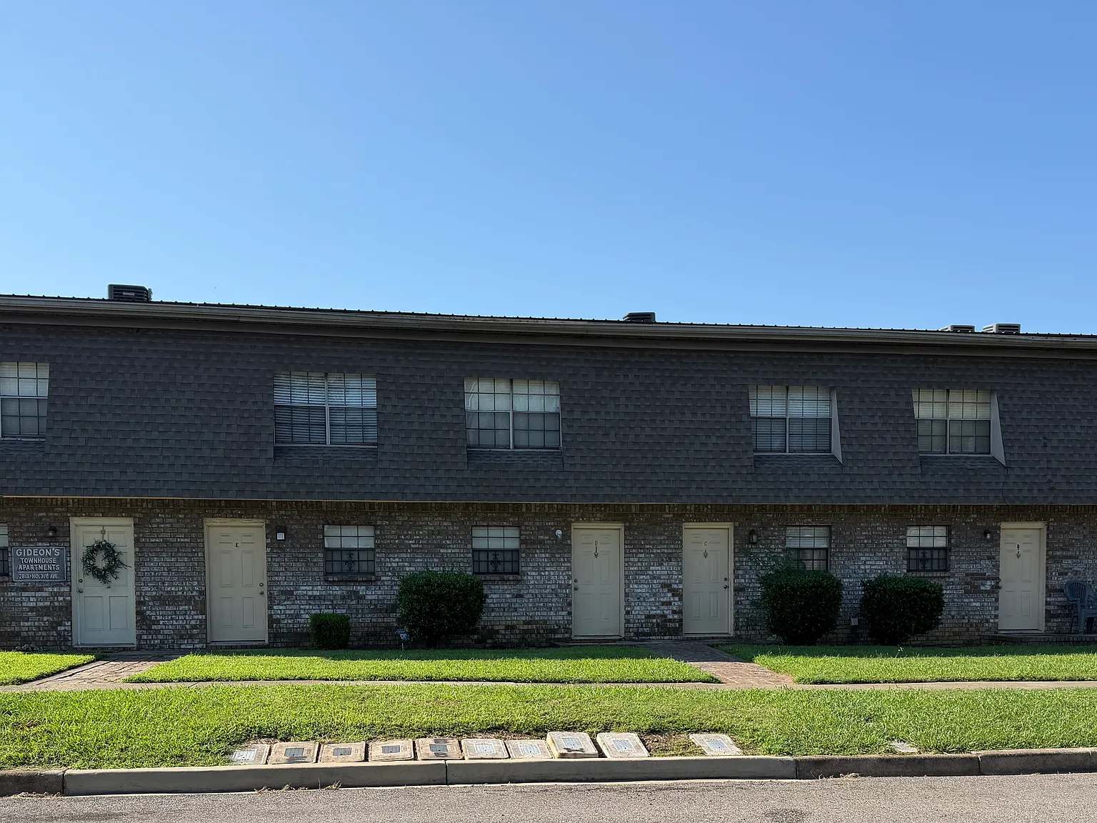 2 bed, 1.5 bath, 900 sqft, $925 — Photo 3
