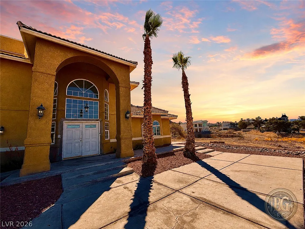 6 bed, 3.5 bath, 3042 sqft, $2,900 — Photo 2