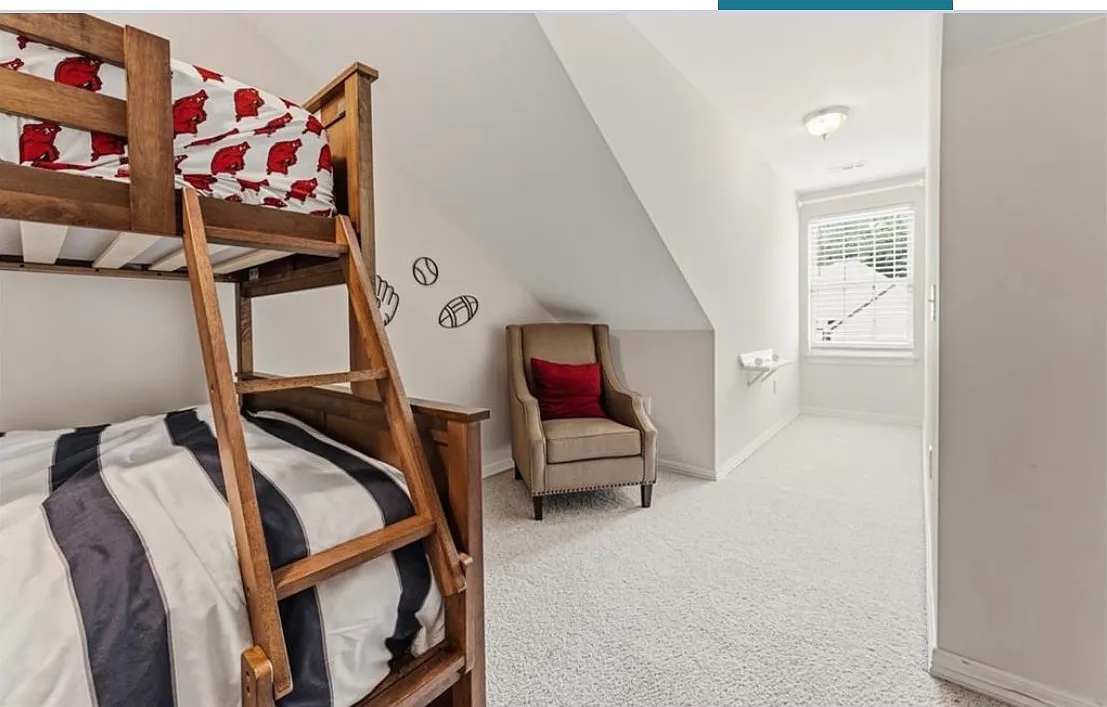 4 bed, 2.5 bath, 2800 sqft, $2,500 — Photo 2