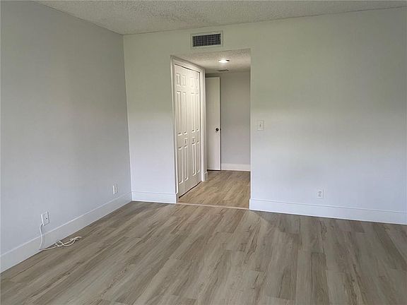 4th image of 235 LAKEVIEW Drive #102