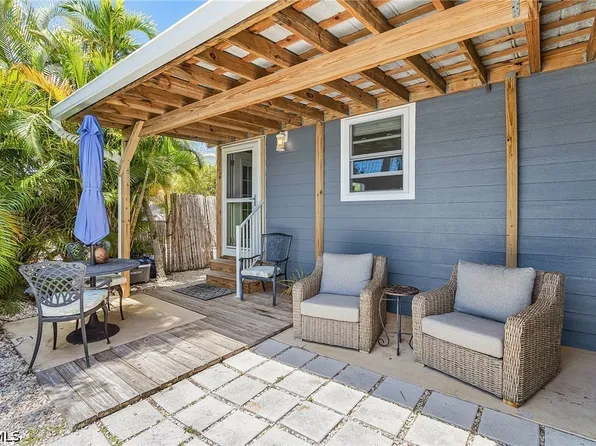 3954 Dewberry Ln, Saint James City, FL 33956