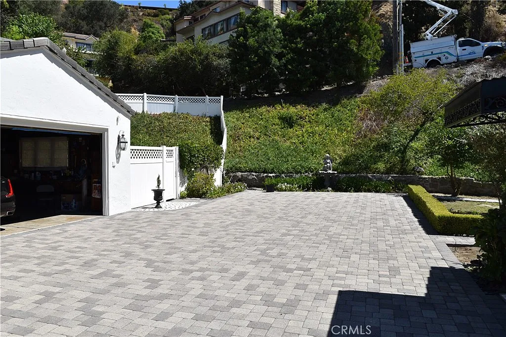 3 bed, 2268 sqft, $8,250 — Photo 4