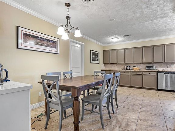 5th image of 1105 Village Dr