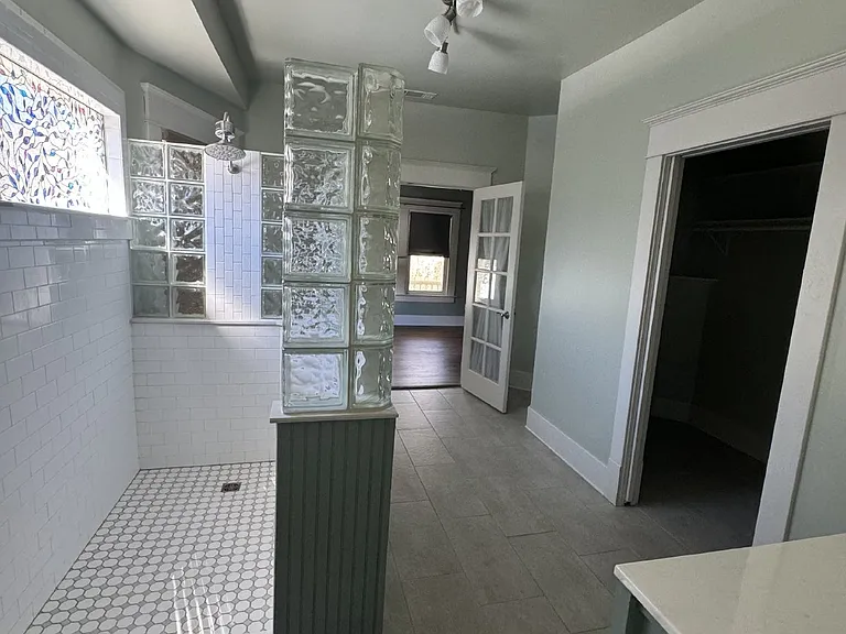 424 E 6th St — Photo 13