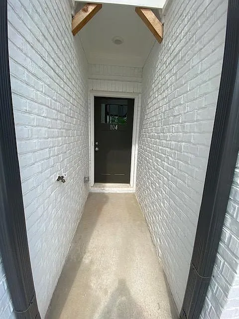 104 Auburn Rd — Photo 2