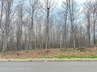 17 Glenmaura Dr, Moosic, PA