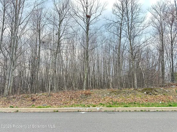17 Glenmaura Dr, Moosic, PA 18507
