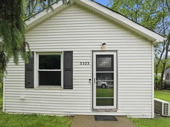 3223 E 35th Pl, Lake Station, IN 46405